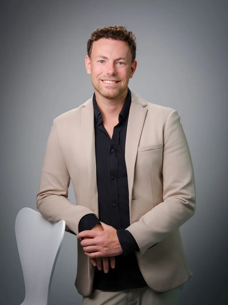 Portret van Sil de Jonge, oprichter van Clario
